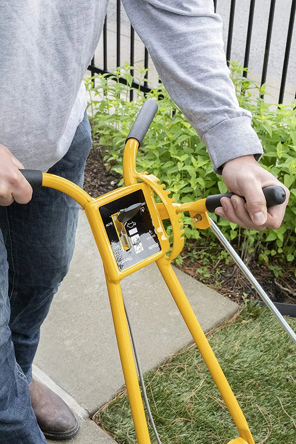 101-5.5GT-7Gas Powered Lawn Edger, 5.50 Gross Torque/3.5 HP B&S Engine 7��� Wheels